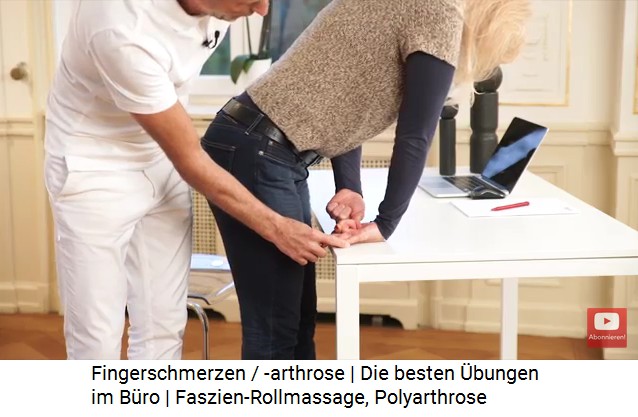 bung 3 gegen
                    Fingerschmerzen am Tisch mit 180 Grad verdrehtem Arm
                    eingerolltem Finger