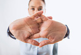 Stretching fr Finger mit beiden Hnden
