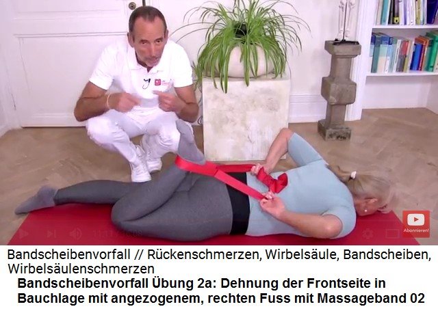 Bandscheibenvorfall bung 2a: Bauchlage,
                      der rechte Fuss wird mit einem Massageband
                      angezogen 02
