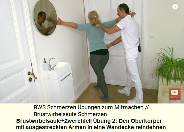 Brustwirbelsule: Mit
                              10 Grad nach oben ausgestreckten Armen
                              wird der Brustbereich in eine Wandecke
                              reingedehnt