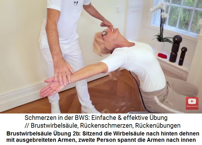 Brustwirbelsule Video 2 bung 2b: Sitzend
                      wird die Wirbelsule nach hinten gedehnt, bis der
                      Kopf waagrecht schwebt, und die Arme sind
                      ausgebreitet