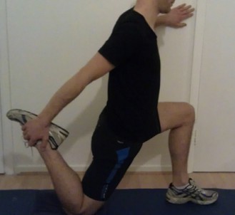 Stretching fr die
                        Bauchseite: Halb in die Knie gehen und hinten
                        den Fuss zum Gesss ziehen