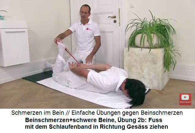 Beinschmerzen und schwere Beine bung 2a: Den
                      Fuss mit einem Schlaufenband in Richtung Gesss
                      ziehen