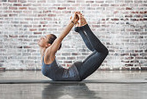Joga: Rombus, Dehnung der
                                  Bein-Aussenseiten