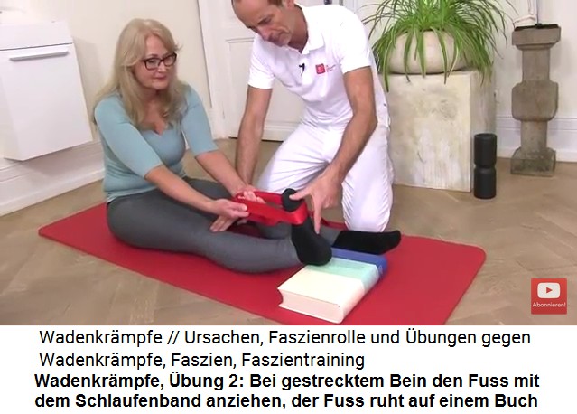 Wadenkrmpfe bung 2: Bein strecken und
                      den Fuss mit einem Schlaufenband anziehen 03 mit
                      einem Buch unter dem Fuss