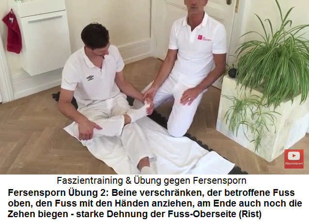 Fersensporn Video 3
                          bung 2: Beine bereinanderschlagen, den
                          betroffenen Fuss oben, und dann mit den Hnden
                          den Fuss anziehen, am Ende auch die Zehen
                          biegen, so dass an der Fuss-Oberseite (Rist)
                          ein starker "Zug" entsteht