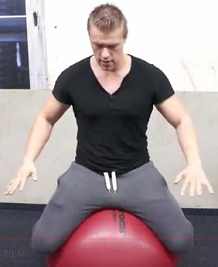 Mit der Balancebung auf einem
                                    Medizinball werden die
                                    Stabilisatoren der Wirbelsule
                                    aufgebaut