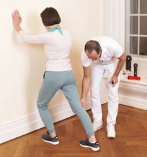 Dehnung der Wade an der Wand
