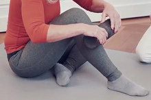 Achillessehne: Massage von Fuss
                                    und Schienbein mit der grossen
                                    Massagerolle