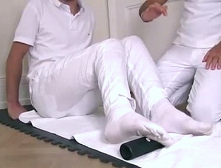 bung 2 gegen Hammerzehe
                                    (Hallux valgus): Die innere
                                    Fusskante wird auf einer kleinen
                                    Massagerolle vom Hammerzeh zur Ferse
                                    abgerollt