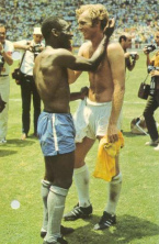 Genetische Unterschiede ergeben auch
medizinische Unterschiede für die medizinische
Behandlung. Beispiel: Pele (schwarz) und Bobby
Moore (weiss) in England 1966 Genetische Unterschiede ergeben auch
medizinische Unterschiede für die medizinische
Behandlung. Beispiel: Pele (schwarz) und Bobby
Moore (weiss) in England 1966