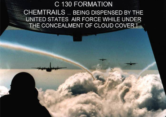 Chemtrail-Flugzeuge im
                        Flug �ber den Wolken, Grossaufnahme