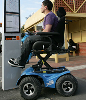Rollstuhlfahrer: Wenn da beim
                Spaziergang oder beim Einkaufen immer wieder derselbe
                Rollstuhlfahrer "kommt", so ist das ein
                Manöver der Geheimdienste, die Reaktion zu
                "testen"