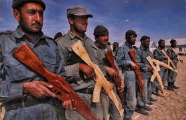 Spezialeinheit mit holzgewehren afghanistan
                  truppen ausbildung bewaffnung spielzeug