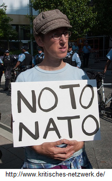 Wahrheit 11:
Demonstration in den "USA" mit
einem Plakat "NO TO NATO" Wahrheit 11: Demonstration in den
"USA" mit einem Plakat "NO
TO NATO"