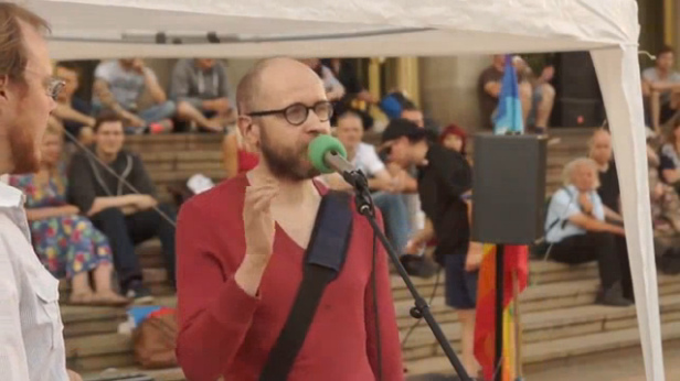 Ein geisteskranker
Demonstrant der antifa in Leipzig vom 9.6.2014
verabschiedet sich mit "Ein herzliches
Deutschland verrecke" Ein geisteskranker
Demonstrant der antifa in Leipzig vom 9.6.2014
verabschiedet sich mit "Ein herzliches
Deutschland verrecke"