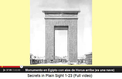 Monumento de Egipto, una portada gigante con
                    alas de Horus [es una nave]