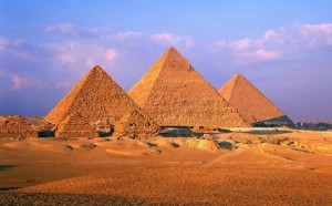 3 pirámides en Guiza - y unas pequeñas más