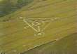 Kornkreis: planetarisches Energiemandala in
                    Pyramidenform -- crop circle: planetary energy
                    mandala in form of a pyramid