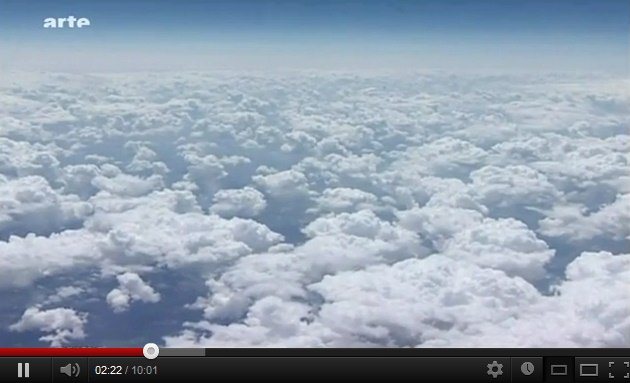 Weisse Wolken reflektieren das
                Sonnenlicht