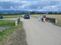 Da kommt eine Br�cke, und noch ein
                          Parkplatz