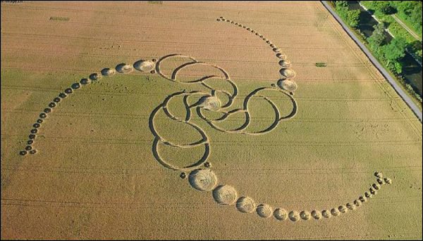 Kornkreis bei Hochfelden im Kanton Z�rich, Juli 2010
