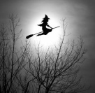 Walburgisnacht
                    (Walpurgisnacht) mit einer fliegenden Hexe auf dem
                    Besen