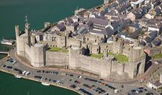 Schloss Caernarfon (Carnarvon) in Wales mit
                    Ritualen und Orgien des schwul-satanistischen
                    Vatikans mit Kinderritualen und Kinderopfern