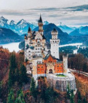 Schloss
                    Neuschwanstein in Bayern, das Logo des
                    satanistischen Disney Land
