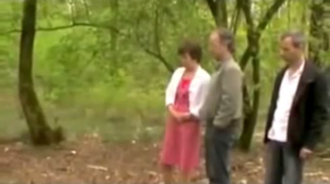 Holten (Holland): Toos Nijenhuis zeigt Reportern
                den satanistischen Scheiterhaufen im Wald (2h27'38'')