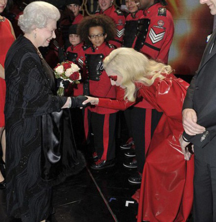 Satanisten-Lady Gaga
                    k�sst Satanisten-K�nigin von England die Hand