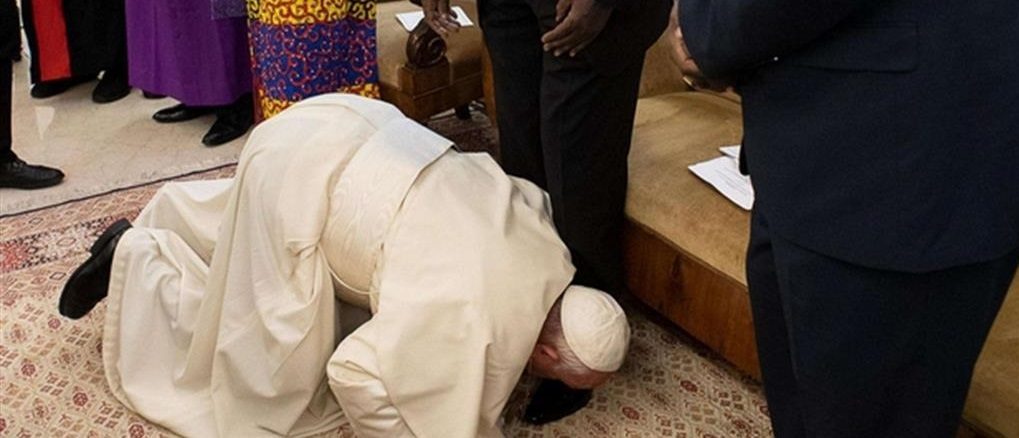 Satanistenpapst
                        Franziskus mit schwarzen Schuhen, 12.4.2019