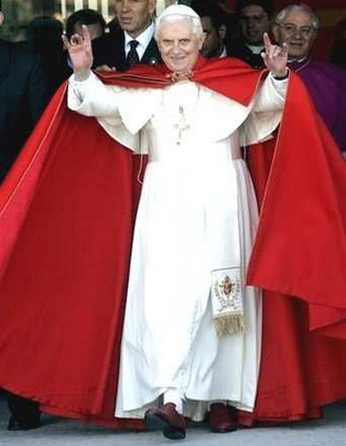 Satanistenpapst Benedikt XVI
                                  (alias Ratzinger) mit roten Schuhen
                                  und doppeltem Satanistenzeichen