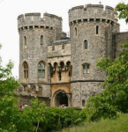 En Inglaterra la familia real de los Windsor son los jefes de los satanistas: se puede suponer que en los stanos del castillo de Windsor hay misas satnicas correspondientes con orgas de sexo y con sacrificios de personas [21].