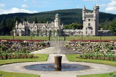 El castillo de Balmoral en Escocia es uno de los castillos de la reina satanista de Inglaterra El castillo de Balmoral en Escocia es uno de los castillos de la reina satanista de Inglaterra