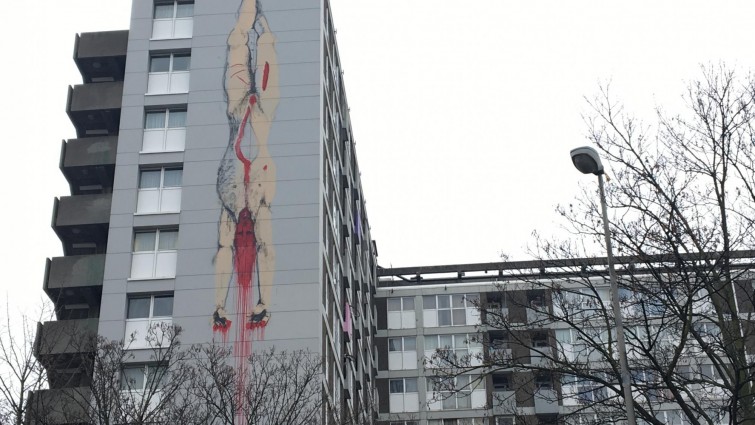 Brüssel: Satanistische
                        Wandmalerei von Bansky mit einer an den Füssen
                        aufgehängter Frau am Ausbluten